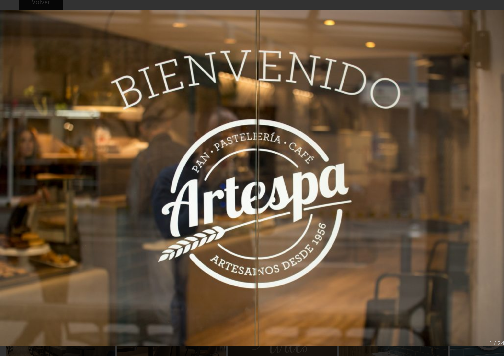 Puerta de cristal con BIENVENIDO y logo Artespa