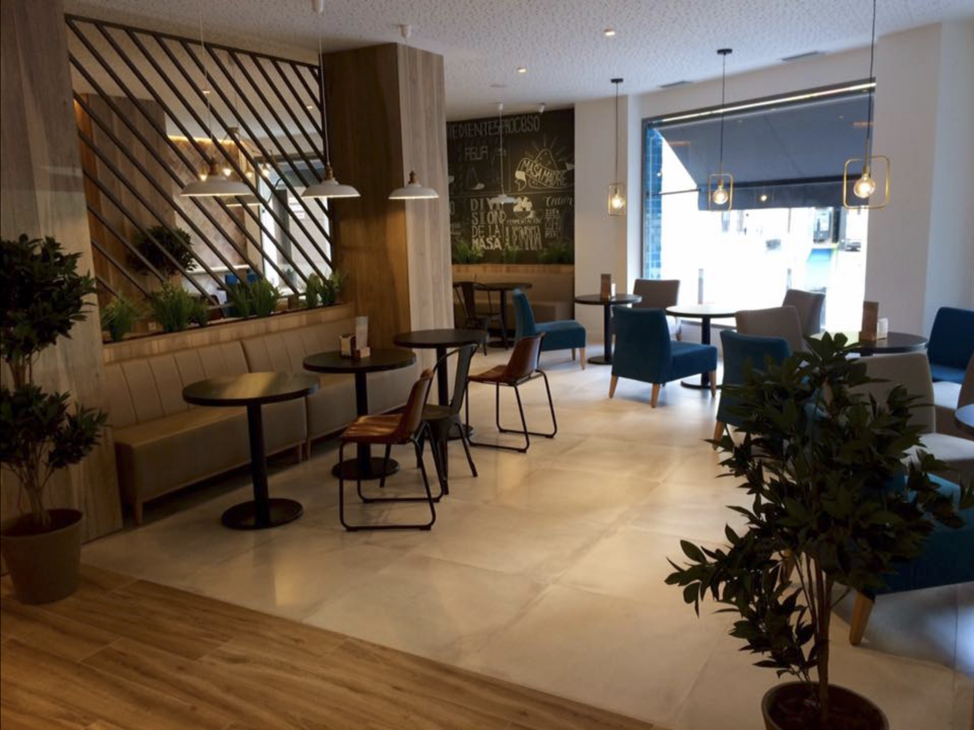 Interior con pared de pizarra y lettering